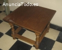 Mesa cuadrada de madera color nogal